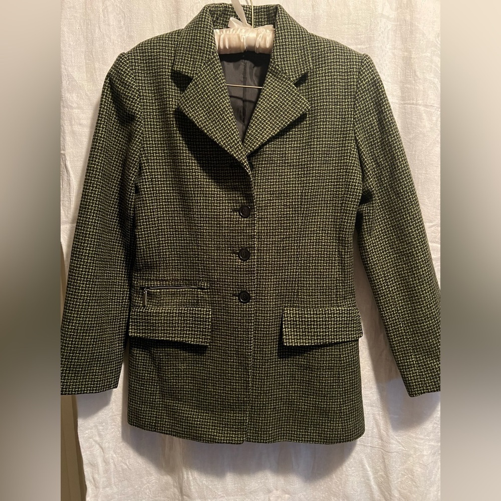 Alanni Blazer in a deep green. Size 8. Pockets with one zipper in front.